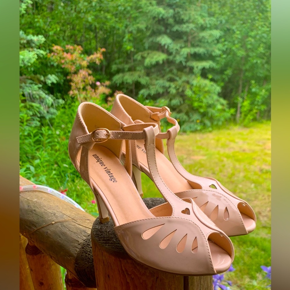 Adorable unique vintage t-strap nude heels, NWOT